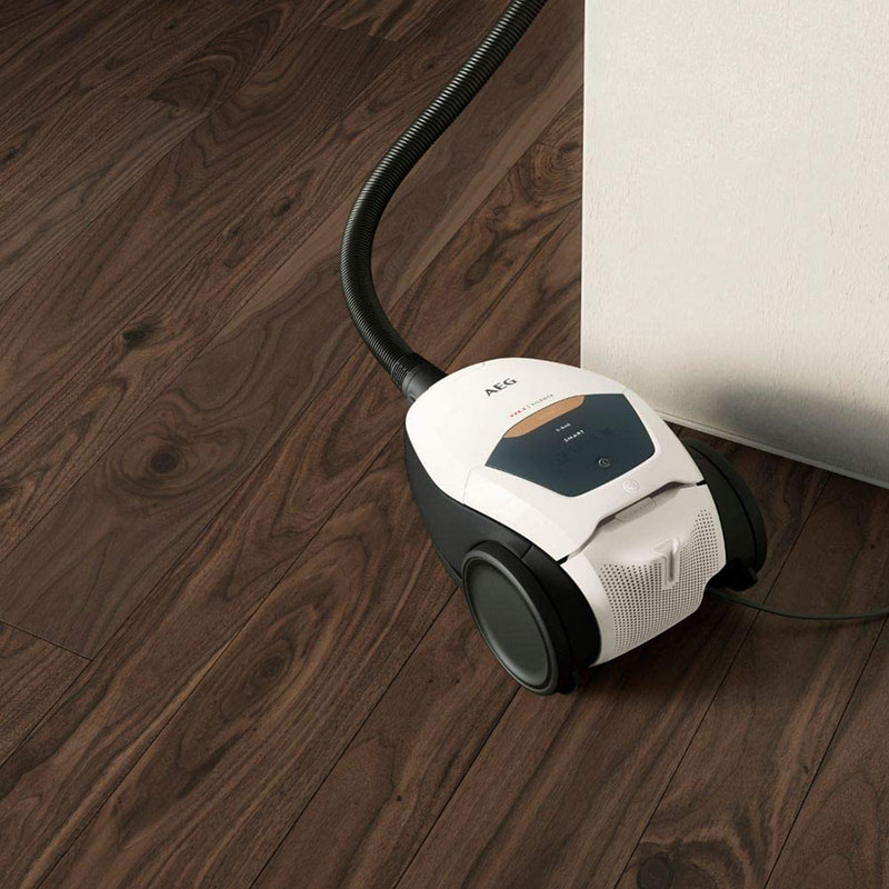 جاروبرقی 2200 وات آ ا گ مدل VX82-1-ALR